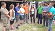 Die Tr&ouml;delexperten bei der Geld&uuml;bergaben; Rene, Nikita, Raoul, Nadja, Roy und Babette mit Mauro, S&uuml;kr&uuml; und Otto