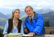 Ein ungleiches Paar: die B&auml;uerin Ariane Ostler (Michaela May) und der Finanzpr&uuml;fer Bernhard Maiwald (G&uuml;nther Maria Halmer) st&ouml;&szlig;t bei seiner Alm-Recherche auf verd&auml;chtige Sachverhalte.