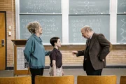 Sheldon (Iain Armitage, M.) ist hellauf begeistert, als sich Meemaw (Annie Potts, l.) und der College Professor Dr. John Sturgis (Wallace Shawn, r.) zum Essen verabreden ... Sheldon (Iain Armitage, M.) ist hellauf begeistert, als sich Meemaw (Annie Potts, l.) und der College Professor Dr. John Sturgis (Wallace Shawn, r.) zum Essen verabreden ...