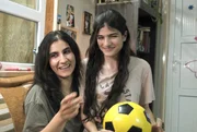 Mona (Dileyla Agirman) mit ihrer Tante Helin (H&ecirc;v&icirc;n Tekin, li.).