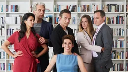 Gitti Kronlechner (Adele Neuhauser, M.) hat die Venus im vierten Haus und provoziert damit den Mediator Dr. Bechtelle (Jean-Yves Berteloot, M.), ihren Ex-Mann Robert Holzer (Walter Sittler, 2.v.l.) und seine Freundin Lucia (Rosetta Pedone, l.), ihren Sohn Jonas (Johannes Zirner, r.) und dessen Verlobte Mona (Nathalie Schott, 2.v.r.).