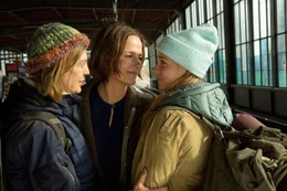 Beim Auszug ihrer Tochter Lisa wird Schaufensterdekorateurin Tanja (Claudia Michelsen, M.) bewusst, dass das Leben an ihr vorbeigerannt ist. Sie will aufholen, um jeden Preis...! Mutter Ellen (Angela Winkler, l.) und Lisa (Lena Klenke, r.) haben ihren eigenen Blick auf die Dinge.