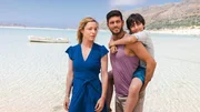 Als Isabel Burger (Friederike Linke, l.) nach Kreta kam, glaubte sie ihre Privatinsolvenz schon ganz bald los zu sein. Doch dann lernte sie die Bewohner des Hauses, Silas Kastanakis (Varol Sahin, mi.) und seinen Sohn Nikos (Felix Bartels, r.) kennen und lieben und ein verzweifelter Wettlauf gegen die Zeit beginnt.