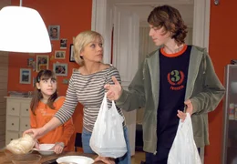 Kinderanw&auml;ltin Judith Kemp (Jennifer Nitsch) ist eine allein erziehende Mutter, die manchmal nicht genug Zeit f&uuml;r ihre beiden Kinder Julia (Roxanne Borski) und Marco (Marc Metzger) hat.