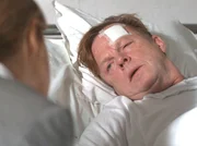 Kurt Wallander (Krister Henriksson) ist bei einem Bombenanschlag verletzt worden. Kurt Wallander (Krister Henriksson) ist bei einem Bombenanschlag verletzt worden.