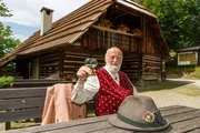 Sepp Forcher vor dem Freilichtmuseum Maria Saal. Sepp Forcher vor dem Freilichtmuseum Maria Saal.