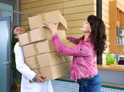 MDR Fernsehen IN ALLER FREUNDSCHAFT FOLGE 657, "Feuer und Flamme", am Dienstag (28.10.14) um 11:45 Uhr. Antonia Bach (Claudia Mehnert), die neue Lehrerin f&uuml;r die Langzeitpatienten auf der Kinderstation, flirtet ungeniert mit Dr. Martin Stein (Bernhard Bettermann) und spannt ihn als Handlanger ein. Dass Antonia mehr als kollegiales Interesse an ihm hat, ist ziemlich deutlich. Martin genie&szlig;t die Flirtereien zwar, hat aber nach seiner gescheiterten Beziehung zu Elena erst einmal genug von Frauen.