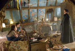 Megsie (Lil Woods, l.), Norman (Asa Butterfield, 2.v.l.) und Vincent (Oscar Steer, 2.v.r.) haben noch eine Menge Lektionen von Nanny McPhee (Emma Thompson, r.) zu lernen.
