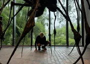 Maler Alexander H&ouml;ller unter einer Skulptur der K&uuml;nstlerin Louise Bourgeois im d&auml;nischen Louisiana Museum.