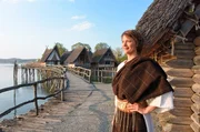 Lena Ganschow in bronzezeitlichem Kost&uuml;m taucht in die Welt der Pfahlbauer am Bodensee ein.