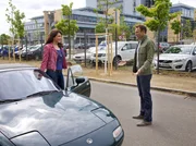 Antonia Bach (Claudia Mehnert) schnappt Dr. Martin Stein (Bernhard Bettermann) mit einem sportlichen Man&ouml;ver den Parkplatz vor der Nase weg.