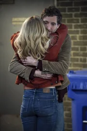 Gina Dabrowski (Annaleigh Ashford, l.); Drew Dunbar (Thomas Middleditch, r.)