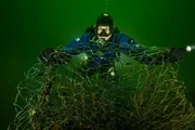 Uli Kunz hilft Umweltsch&uuml;tzern dabei, Geisternetze aus der Ostsee zu bergen. Die zum Teil Tonnen schweren Netze k&ouml;nnen zur t&ouml;dlichen Falle f&uuml;r Fische, Seev&ouml;gel und andere Organismen werden.