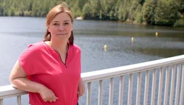 Sie sind Politikerinnen, Ostdeutsche, M&uuml;tter. Anke Domscheit-Berg, Yvonne Magwas, Frauke Petry und Manuela Schwesig geh&ouml;ren unterschiedlichen politischen Lagern an, ihr Alltag steht vor denselben Herausforderungen: Ausgleich zwischen Beruf und Familie, Machtk&auml;mpfe und Erfolge, Ohnmacht und Ersch&ouml;pfung. Der Film begleitete die Politikerinnen drei Jahre  &ndash; im Parteib&uuml;ro, beim Wahlkampf und zuhause. - Yvonne Magwas.