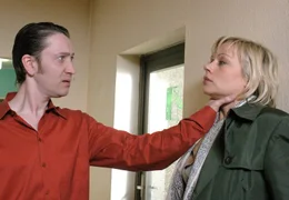 Maik Traber (Mario Irrek) ist nicht begeistert davon, dass die couragierte Kinderanw&auml;ltin Judith Kemp (Jennifer Nitsch) den Rabenvater an seine erzieherischen Pflichten erinnert.