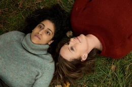 Alev (Banafshe Hourmazdi, l.) ist hart an der &Uuml;berforderungsgrenze zwischen Beruflichem und Privatem. Mit Tanja (Claudia Michelsen, r.) zusammen zu arbeiten, hilft beiden: ihr und Tanja.