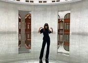 Malerin Oskar Rink in der Installation &bdquo;To Breathe &ndash; Constellation&rdquo; von Kim Soo-ja in der Pariser Bourse de Commerce.