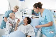 Krankenschwester Heidi (Elisabeth Hofmann, l.) und Ella (Ines Quermann, r.) bringen Patientin Tina (Aim&eacute;e Gneist, M.) ihren Sohn Felix (Marlene Hofmann) zur&uuml;ck.