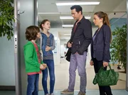 Dr. Philipp Brentano (Thomas Koch, 2. von rechts) und seine Frau Schwester Arzu (Arzu Bazman, rechts) treffen im Klinikfoyer Lara Lehmann (Greta Bohacek, 2. von links) und ihren Bruder Markus (Daan Lennard Liebrenz). Solange ihre Mutter im Krankenhaus liegt, k&uuml;mmert die 13-J&auml;hrige sich um Markus. Philipp f&auml;llt auf, dass Lara Schmerzen hat und bittet, sie untersuchen zu d&uuml;rfen.