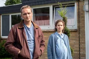 Benni Hofmann (Fabian D&auml;mmich, l.) sucht mit seiner schwangeren Freundin Marisa Becker (Marie Bauer, r.) Unterschlupf bei seinem Onkel Hannes Krabbe.