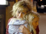 Helena Traber (Gesine Cukrowski) ist &uuml;bergl&uuml;cklich, dass sie ihre kleine Tochter Eva (Soraya-Antoinette Richter) endlich wieder in die Arme schlie&szlig;en kann.