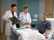 MDR Fernsehen IN ALLER FREUNDSCHAFT FOLGE 657, "Feuer und Flamme", am Dienstag (28.10.14) um 11:45 Uhr. Dem Sportartikelverk&auml;ufer Wolfgang Gebert (Martin Armknecht, re.) wurde in der Sachsenklinik von Dr. Philipp Brentano (Thomas Koch, li.) eine Knieprothese ersetzt. Daf&uuml;r hat Brentano das von Dr. Roland Heilmann (Thomas R&uuml;hmann, mi.) entwickelte Knochenersatzmaterial verwendet. Doch nach der OP klagt Gebert &uuml;ber starke Schmerzen. Die beiden &Auml;rzte finden keine Erkl&auml;rung daf&uuml;r, Gebert hingegen, entwickelt die Theorie, dass Rolands Neuentwicklung die Ursache sein muss.