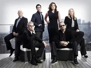 Im Einsatz f&uuml;r Gerechtigkeit: Det. Johon Munch (Richard Belzer, 2.v.l.), Capt. Donald Cragen (Dann Florek, l.), Det. Nick Amaro (Danny Pino, 3.v.l.), Det. Olivia Benson (Mariska Hargitay, 3.v.r.), Det. Odafin "Fin" Tutuola (Ice-T, 2.v.r.) und Det. Amanda Rollins (Kelli Giddish, r.)