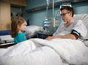 ARD/MDR IN ALLER FREUNDSCHAFT FOLGE 656, "Au&szlig;er Kontrolle", am Dienstag (02.09.14) um 21:00 Uhr im ERSTEN. Clemens Scholze (Nils Nelle&szlig;en) bringt es nicht &uuml;bers Herz seiner Tochter Maja (Helena Pieske) zusagen, dass er vielleicht bald sterben wird. Maja macht sich Sorgen, doch sie vertraut den Worten ihres Vaters.