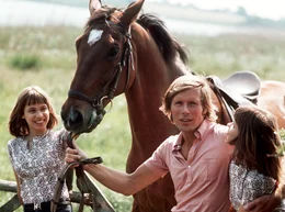Alexander (Horst Janson) mit seinen Zwillingen Billy (Birgit Westhausen, l.) und Bobby (Bettina Westhausen).