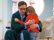 MDR Fernsehen IN ALLER FREUNDSCHAFT FOLGE 656, "Au&szlig;er Kontrolle", am Montag (27.10.14) um 11:50 Uhr. Clemens Scholz' (Nils Nelle&szlig;en) Zustand hat sich massiv verschlechtert. Er bringt es nicht &uuml;bers Herz, seiner Tochter Maja (Helena Pieske) zu sagen, dass er bald sterben wird.