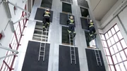 &Uuml;bung angehender Feuerwehrm&auml;nner.