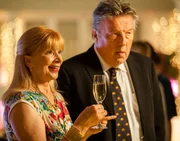 Marks Eltern Inge (Ursela Monn) und Johann (Hansj&uuml;rgen H&uuml;rrig) beim Brautempfang.