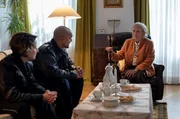 Nina Sieveking (Wanda Perdelwitz, l.) und Lukas Petersen (Patrick Abozen, 2.v.l.) sp&uuml;ren, dass Selma Dannenberg (Janette Rauch, r.) die Wahrheit verschweigt - aus Angst.