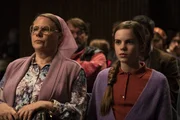 Oma Olga (Hildegard Schroedter, l.) und Ulja Funk (Romy Lou Janinhoff, r.) sind in der Freikirche Lemheim.
