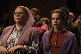 Oma Olga (Hildegard Schroedter, l.) und Ulja Funk (Romy Lou Janinhoff, r.) sind in der Freikirche Lemheim.