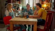 Toni (Sarah Buchholzer, l.) will sich mit einem Essen bei Jonas (Patrick Schlegel, r.) bedanken. Um keine falschen Signale zu senden, l&auml;dt sie auch Jolina (Hanna-Marie Hofmann, M.) ein. Das Dinner zu dritt verl&auml;uft etwas verkrampft.