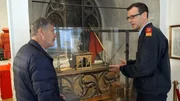 Karl Hohenlohe und Stabstellenleiter Gerald Schimpf bei einem Nachbau der T&uuml;rmerstube am Stephansdom.