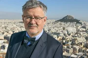 Sir Christopher Clark vor der Athener Akropolis. Sir Christopher Clark vor der Athener Akropolis.