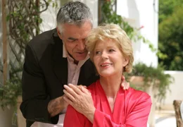 Nur gute Freunde? Ines Kupfer (Christiane H&ouml;rbiger) mit ihrem Arzt Thomas Regener (Michael Greiling).