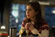Cable (Annabelle Attanasio) sucht in Withrows E-Mails nach schriftlichen Hinweisen, dass Withrow wissentlich das Risiko des Konstruktionsfehlers in Kauf nahm.