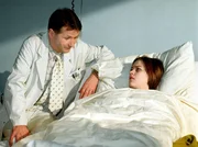 MDR Fernsehen IN ALLER FREUNDSCHAFT, "Das Findelkind", am Dienstag (08.05.12) um 12:30 Uhr. Dr. Roland Heilmann (Thomas R&uuml;hmann, li.) versucht, die junge Mutter Andrea Schmitt (Janina Flieger, re.) zu &uuml;berzeugen, ihr Kind nicht zur Adoption freizugeben.