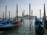 Venedig, La Serenissima - ein Superbau auf Stelzen. Eine Stadt im Wasser, errichtet auf Millionen von Holzpfählen in einer flachen Lagune. Von so vielen Besuchern aufgesucht wie kaum eine andere Stadt der Welt und derart beliebt, dass in Las Vegas eine Kopie erbaut wurde. Venedig, La Serenissima - ein Superbau auf Stelzen. Eine Stadt im Wasser, errichtet auf Millionen von Holzpfählen in einer flachen Lagune. Von so vielen Besuchern aufgesucht wie kaum eine andere Stadt der Welt und derart beliebt, dass in Las Vegas eine Kopie erbaut wurde.
