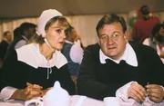Doreen und Nigel Anderson (Rosalind Ayres, Paul Brooke) bei einem historischen Dorffest. Doreen und Nigel Anderson (Rosalind Ayres, Paul Brooke) bei einem historischen Dorffest.