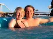 Natalia und Markus Buller beginnen ihre Hochzeitsreise im Whirlpool an Deck.