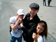 Die neuen K&uuml;nstler vor der "Albatros": Flamencot&auml;nzer Daniel, Gitarrist Helmut Sanftenschneider und Flamencot&auml;nzerin Pepi Alvarez.