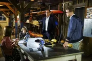 L-R: Intelligence Analyst Nell Jones (Felice Smith), Henrietta "Hetty" Lange (Linda Hunt), NCIS Assistant Director Owen Granger (Miguel Ferrer) und Tech Operator Eric Beale (Barrett Foa).