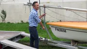 Trödelexperte Mauro Corradino verlädt die Segeljolle. Trödelexperte Mauro Corradino verlädt die Segeljolle.