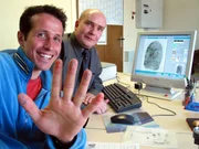 Willi Weitzel (links) mit Peter Immerz bei der Spurenanalyse im Landeskriminalamt. Heute m&ouml;chte Willi wissen, wie man Verbrechern auf die Spur kommt.