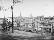 Badische Infanteristen und preu&szlig;ische Landwehrm&auml;nner blicken nach der Kapitulation Stra&szlig;burg am 28. September 1870 auf die Ruinen der Nationalvorstadt, 1870.