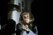 Honoria Lyddiard (Anna Massey) ist eine Frau, die sich zu verteidigen weiß. Honoria Lyddiard (Anna Massey) ist eine Frau, die sich zu verteidigen weiß.
